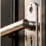 Detailaufnahme: Moderne Sicherheitsbeschläge